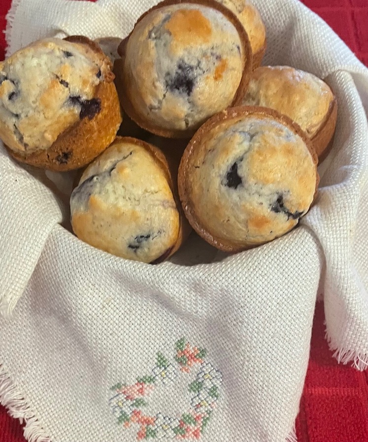 Blueberry muffins, easy blueberry muffins, muffins in a basket